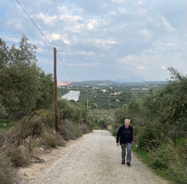 Jos onderweg, op een pad, de helling oplopend, et op de achtergrond uitzicht over Kreta.