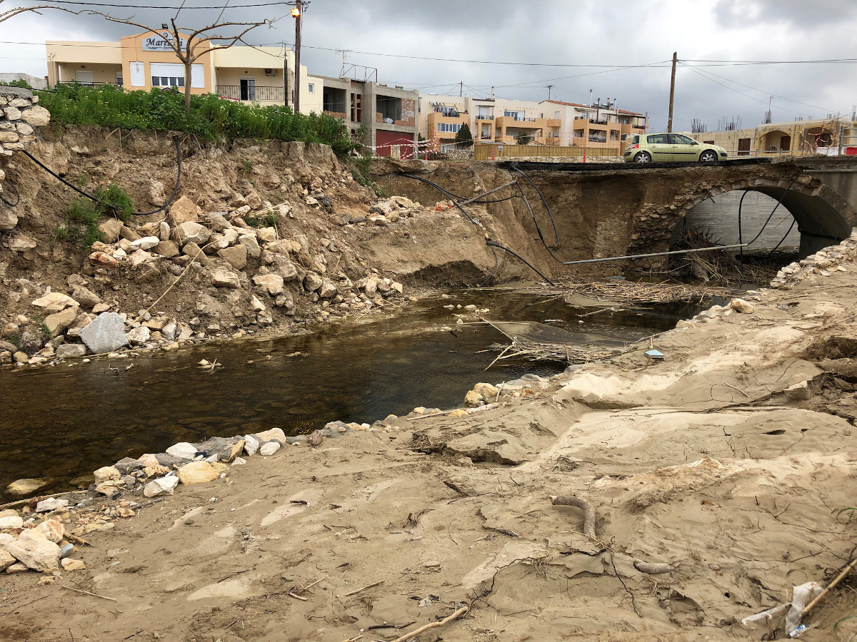 Deze brug was door de regen en modder kapot gegaan.