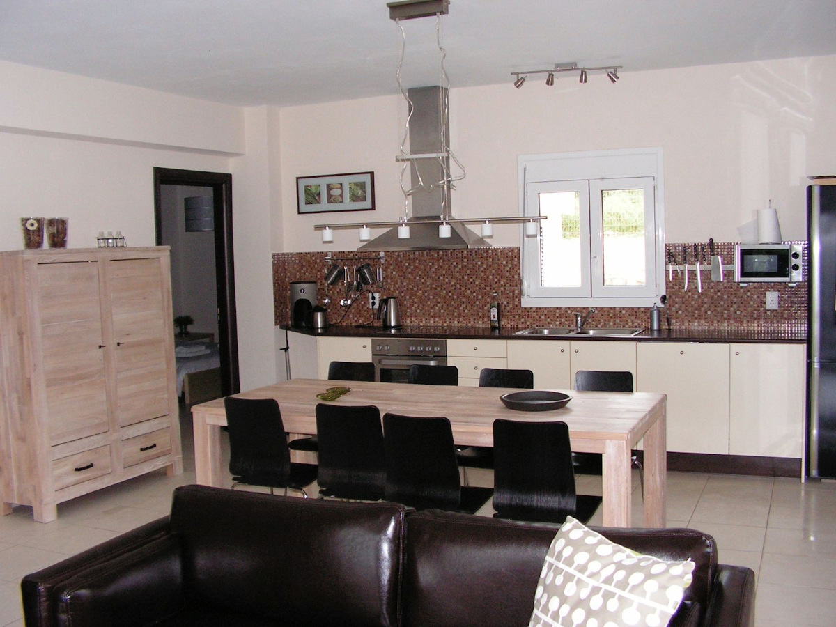 Keuken en eettafel, Villa Ithaka op Kreta, het ideale vakantiethuis!